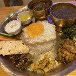BHINTUNA DINING - ビントゥナカナセット。カナってのは食事。ネパール人の食事。つまりダルバートの事です。しかもスペシャル仕様！