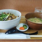 小さな食堂 ヒロ - 市場野菜牛丼 (税込)500円 ※角度を変えて (2021.10.20)(2021.10.20)