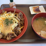 すき家 - チーズ牛カルビ丼　豚汁