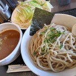 ブラウン - つけ麺[並]800円(税込)あつもり+野菜盛り100円にしました！ 野菜盛り買い忘れたのですが、現金にて受け付けてくれました♪
            野菜モリモリ良いですね～！相変わらずあつもり太麺も旨い(o^-')b !