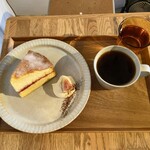 コエル ベイクスタンド - ヴィクトリア・ケーキとハンドドリップ・コーヒー（コエルブレンド）