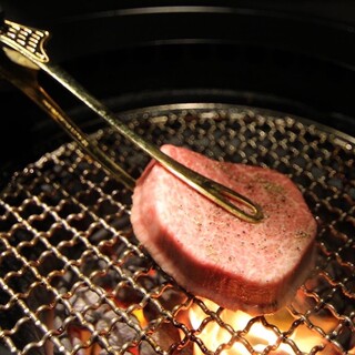 プロの焼き師がお肉を最高に美味しくする「フルアテンド制」採用