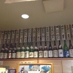 真酒亭 - 壁にづらりと日本酒が。