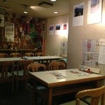 真酒亭 - テーブル席もあり。