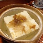 真酒亭 - シンプルな湯豆腐が日本酒とピッタリ。