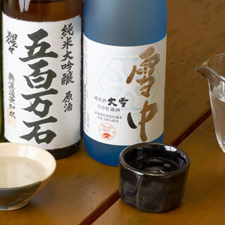 日本酒は常時ラインナップを入れ替えながら豊富に取り揃え