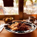 Kafe Umineko Yamaneko - 【2021年10月19日】お皿で味が変わるとよく聞くけれど、それって本当かも。なお美味しくなってるカレー。