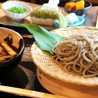 使用北海道蕎麥粉製成的美味手工蕎麥麵。