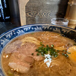 東風亭 - 背脂チャチャ系のコッテリラーメンと予想。