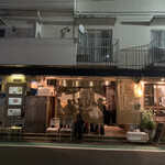 鮎ラーメン - 結構、車が頻繁に走る道なりにお店があります。