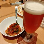 Erabo Ebaru - クラフトビールと取り分けたパスタ。パスタも500円くらい。