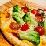 bacon and broccoli pizza