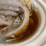 飯田商店 - 麺は底上げでスープと触れない作り