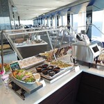 LOUNGE SKYCRUISE MAKUHARI - 飛沫対策としてビュッフェの料理ボードにはスニーズガードを設置