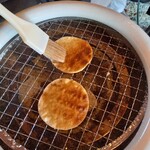 火鉢かふぇ 壽庵 - 焼き煎餅　醤油を刷毛でぬります