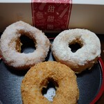 アマンダ - 台湾ドーナツ6個入り¥1,946-(写真はココナッツ、プレーン、ピーナッツ)✨揚げたドーナツがシュガーやナッツをまとい、食べごたえ十分♪おやつに朝食にピッタリでした。