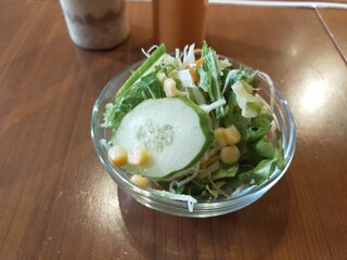 SAKURA - サラダは比較的いろいろな野菜が入ります