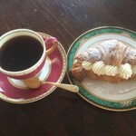 CALVA - 試しに、この上質の生クリームを、本格的に淹れたコーヒー(ブラジル系)に落としてみますと、とても美味しくなりました。