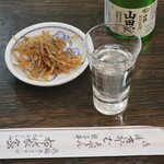 布袋家 - 冷酒をいただく、サービスですってきんぴらちょこっと出してくれて嬉しい