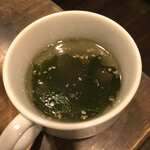 カレーの健ちゃん - 中華ドレッシングをお湯でわり
戻したワカメを入れたようなスープです
ドレッシングのようなスープ
　　　　　　まみこまみこ