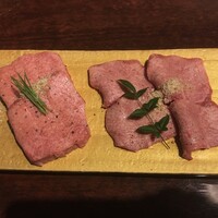 黒毛和牛焼肉 虎斑 北新地店 - 特上厚切りタン、特上タン