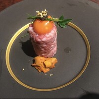 黒毛和牛焼肉 虎斑 北新地店 - 和牛赤身と雲丹のユッケ（三角バラ）