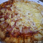 ピザハット - 料理写真:とろける4種チーズのフォルマッジ／ジューシー厚切イベリコのハーフ＆ハーフ(L)