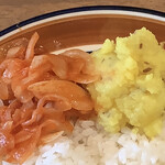 GARAM - ♦︎オニオンアチャール・・オニオンスライスの漬物、シャキッとしててほんのり酸味があります。
      ♦︎マッシュポテト・・ほんのりクミンの香りがして
      辛さを緩和してくれます。
      両方ともオススメです♪