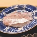 道人 - 見事な味わいの、明石の鯛。一切れずつ口に運び、よく噛んでいくうちに味の変化を楽しむ道人流。美味としか。