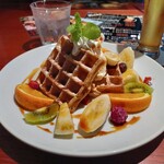 カフェ・レスト・バー・ドドド - 季節のフルーツ ワッフル