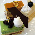ペストリーショップ ラ・モーラ - 3皿目☆ミルクチョコと塩キャラメルのムース（左奥）洋梨のムース　（右奥）テペール（手前）
