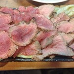 もつ焼 まるい - 仔牛のローストビーフ