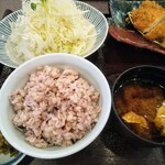 とんかつ 濵かつ - ご飯とみそ汁とキャベツはお代わりができます。