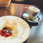 レトロカフェ 異人館 - チーズスフレとウィンナーコーヒー