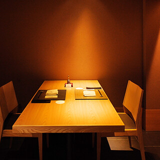 個室4名様1室
                                          和の設えの洗練された大人の空間。大事な方とのお食事にも最適。