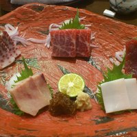新どおぞの - クジラ刺身５点盛り右から順に赤身、本皮、さえずり、鹿の子、尾の身