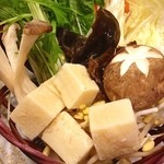 喜上昇 - しゃぶしゃぶの野菜
            凍った豆腐が珍しい