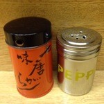 ラーメン二郎 - 卓上調味料の一味唐辛子と黒胡椒