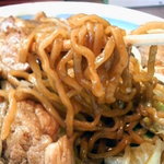 神田焼きそば 麺ヱ門 - 麺は太めのやや縮れ