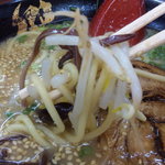 九州宮崎ラーメン響 - 黄色の麺、もやしも