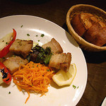 カノヴァ・アズーロ - 豚バラのコンフィ串焼きスタイル（950円）