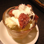 カノヴァ・アズーロ - バニラのジェラートに苺のグラニータ（450円）