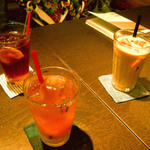 カノヴァ・アズーロ - シャリマティー、ジンジャーハニーティー、アイスカフェオレ（各600円）