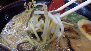 九州宮崎ラーメン響 - 黄色の麺、もやしも