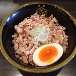 博多 元勲 - 特製まかない丼。
鶏そばのスープを入れて鶏茶漬けにしたら美味いのなんの。