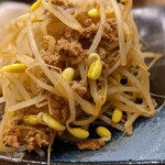 肉汁餃子のダンダダン - やや辛い肉味噌もやし（418円）