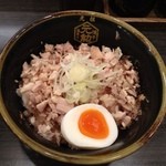 博多 元勲 - 鶏そばには、まかない丼。
スープを入れて鶏茶漬けにするのが定番。