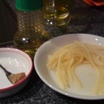 Kinriyuu En - ムル冷麺についてきた入れる用の大根の酢の物と辛子とお酢です
