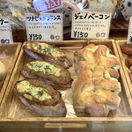 まつぼっくりパン - 【ツナじゃがフランス】左が買ったパン。単品画像を撮る前に車の中で食べちゃいました〜