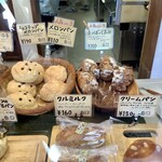 まつぼっくりパン - 右上の『まつぼっくるみ』が人気No.1のパン。今回は買いませんでしたが、大人な菓子パンでおいしいですよ♪(^^)